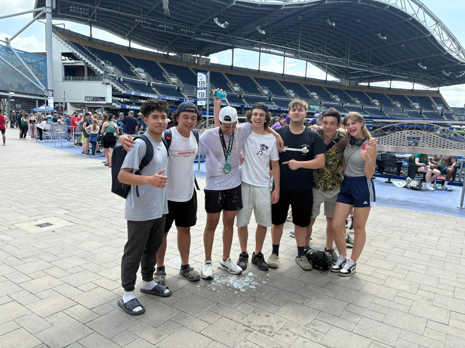 Foto con amigos en Winnipeg, recortada hasta el joven de camiseta negra, incluido.