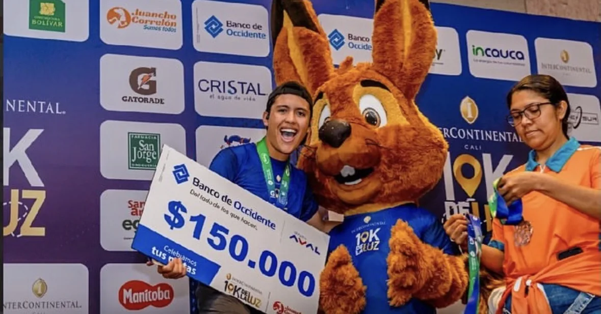 Sebastián después de una carrera en Cali, con medalla y cheque de premiación.