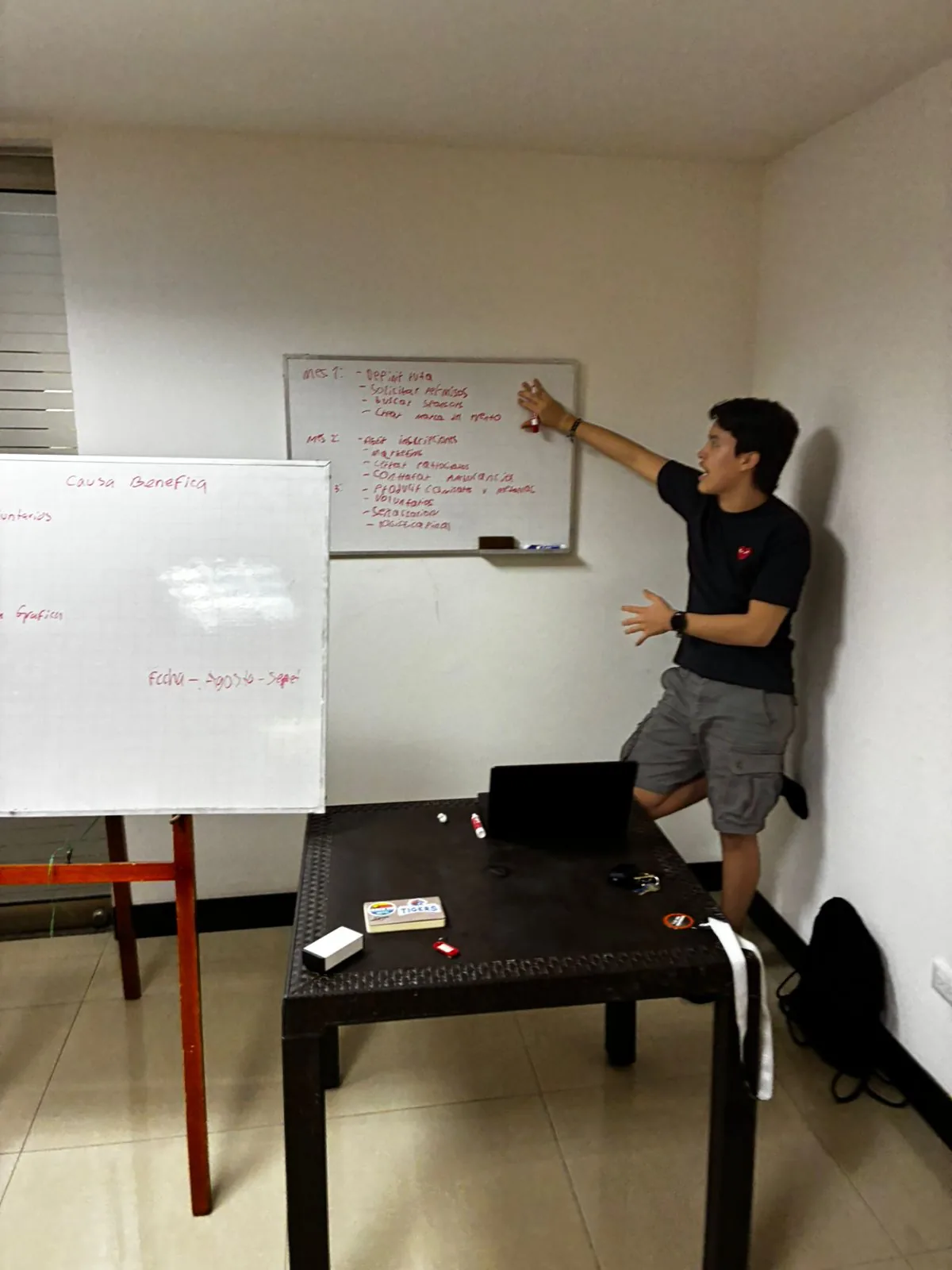 Sebastián explicando un proyecto frente a una pizarra; fotografía de su archivo personal.